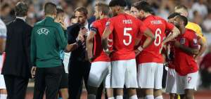El DT de la selecci&oacute;n de Inglaterra, Gareth Southgate y un grupo de sus jugadores, conversan con el cuerpo arbitral, acerca de los c&aacute;nticos racistas.