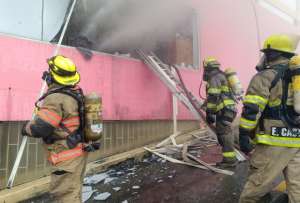 Unos 120 bomberos trabajan en el control del incendio en el centro de Guayaquil; durante la emergencia se rescat&oacute; a dos gatitos.