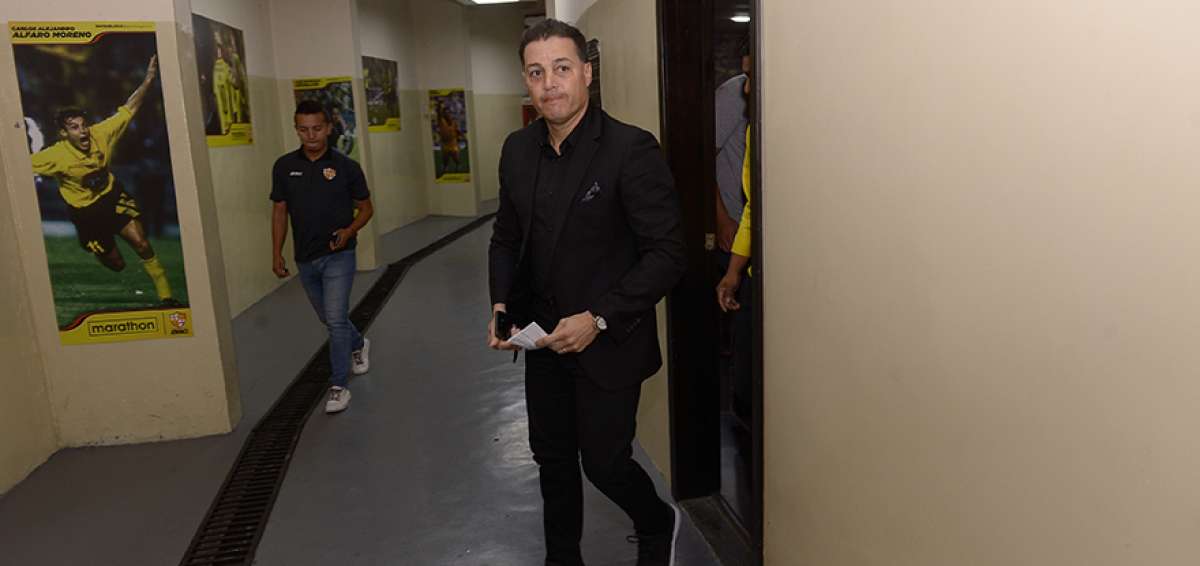 Alfaro Moreno (der.) abandona la sala de prensa del estadio Monumental despu&eacute;s de anunciar su renuncia a la vicepresidencia deportiva de Barcelona.