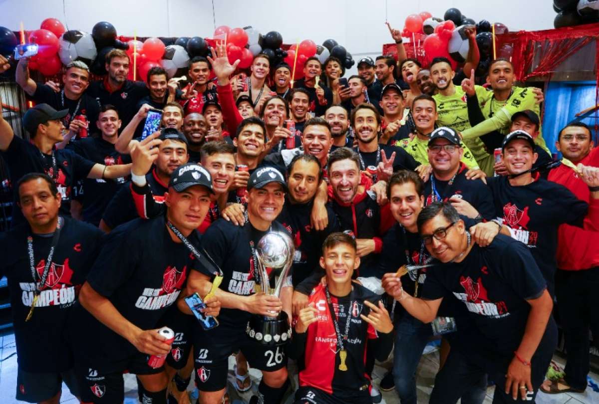 An&iacute;bal Chal&aacute; le gan&oacute; la final de la Liga MX a &Aacute;ngel Mena