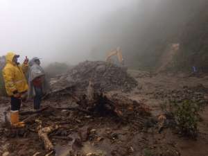 Un derrumbe en la v&iacute;a Quito-Papallacta-Baeza produjo la muerte de tres mujeres que transitaban . Foto: &Aacute;lvaro P&eacute;rez / EL TEL&Eacute;GRAFO.