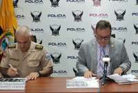 El comandante de la Policía Fausto Salinas (izq.) y Juan Zapata, minstro del Interior (der.) ofrecieron la rueda de prensa.