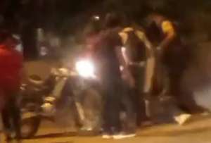 Ciudadanos detienen a un delincuente y lo golpean
