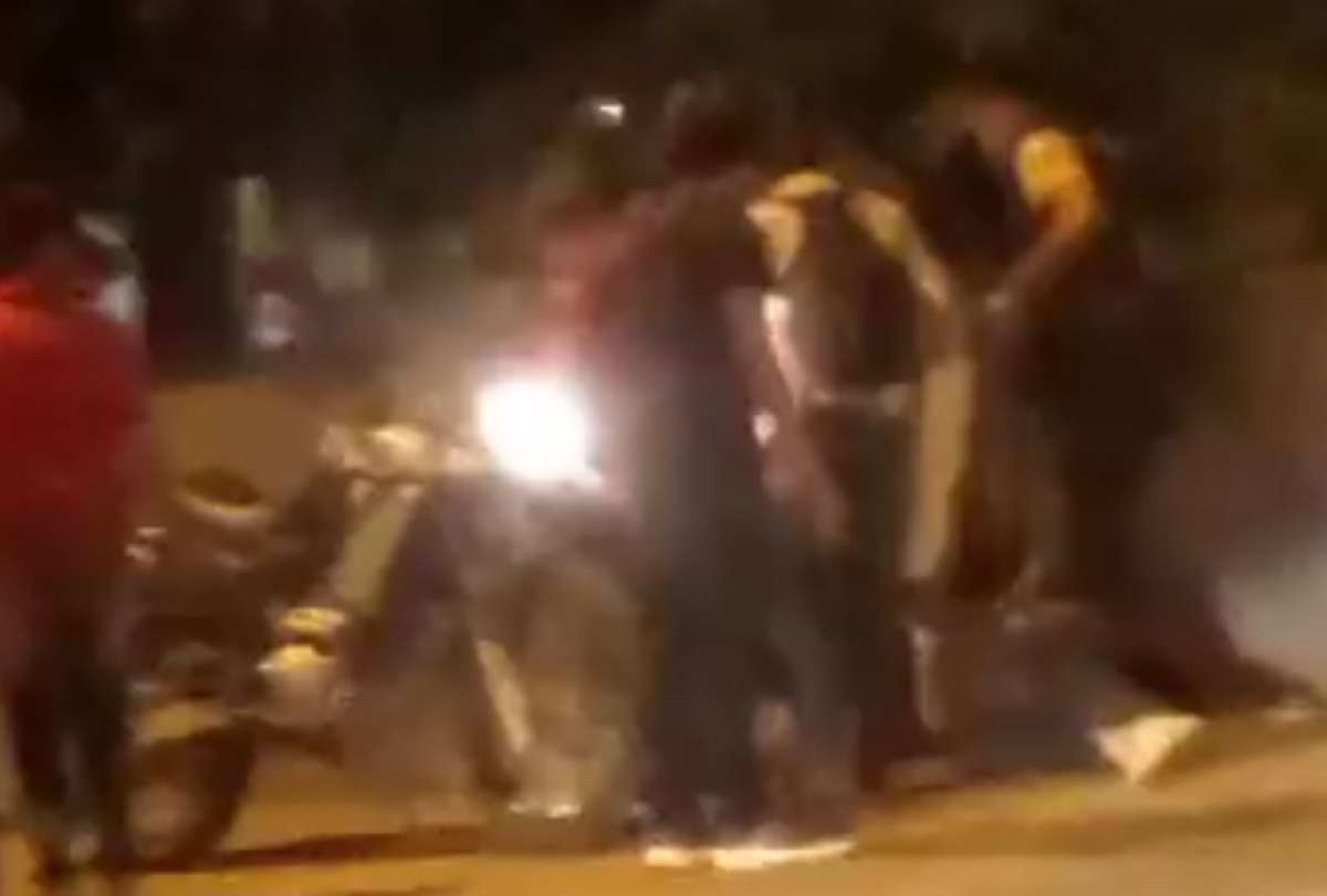 Ciudadanos detienen a un delincuente y lo golpean