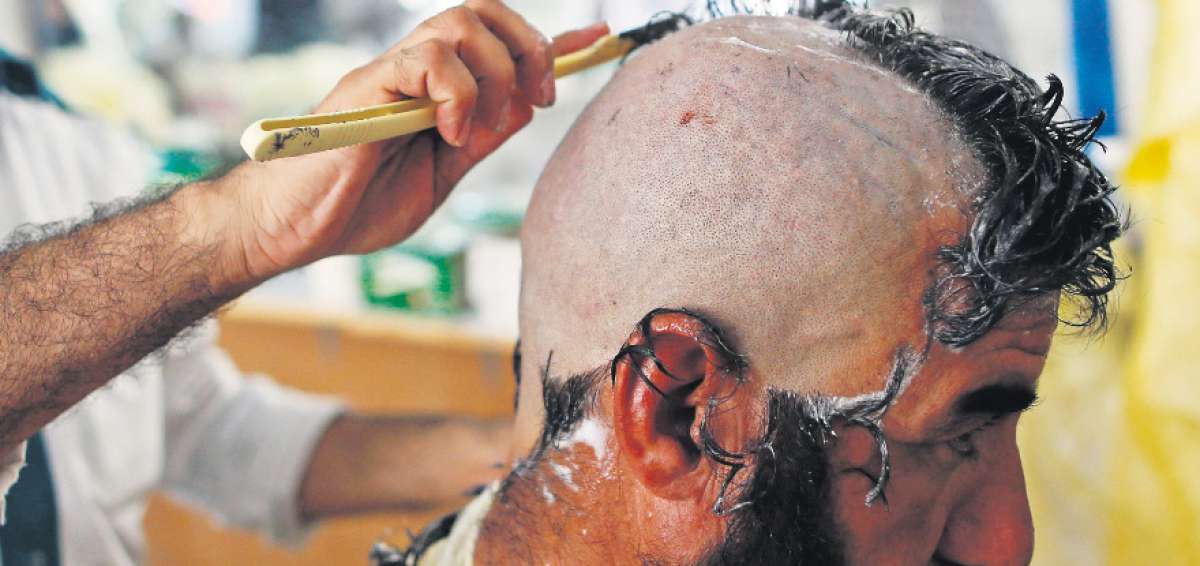 Afeitarse la cabeza pone fin a un acto de fe