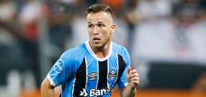Arthur se recupera de una rotura de ligamentos en el tobillo izquierdo. 