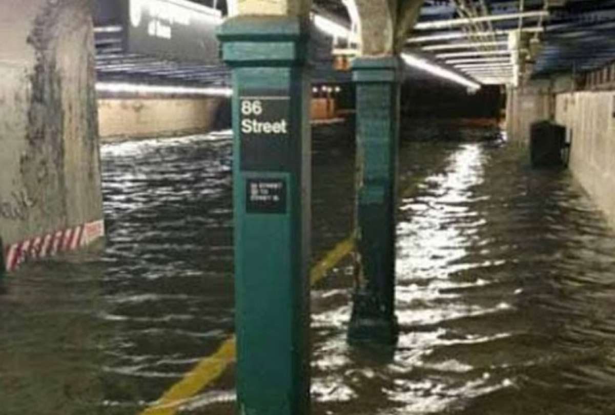 Metro de Nueva York bajo el agua, debido a las fuertes lluvias.