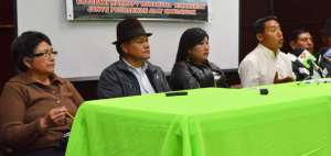 Los l&iacute;deres de comunidades ind&iacute;genas de Cotopaxi y grupos de j&oacute;venes di&aacute;logaron ayer en el auditorio del extribunal electoral de Latacunga.