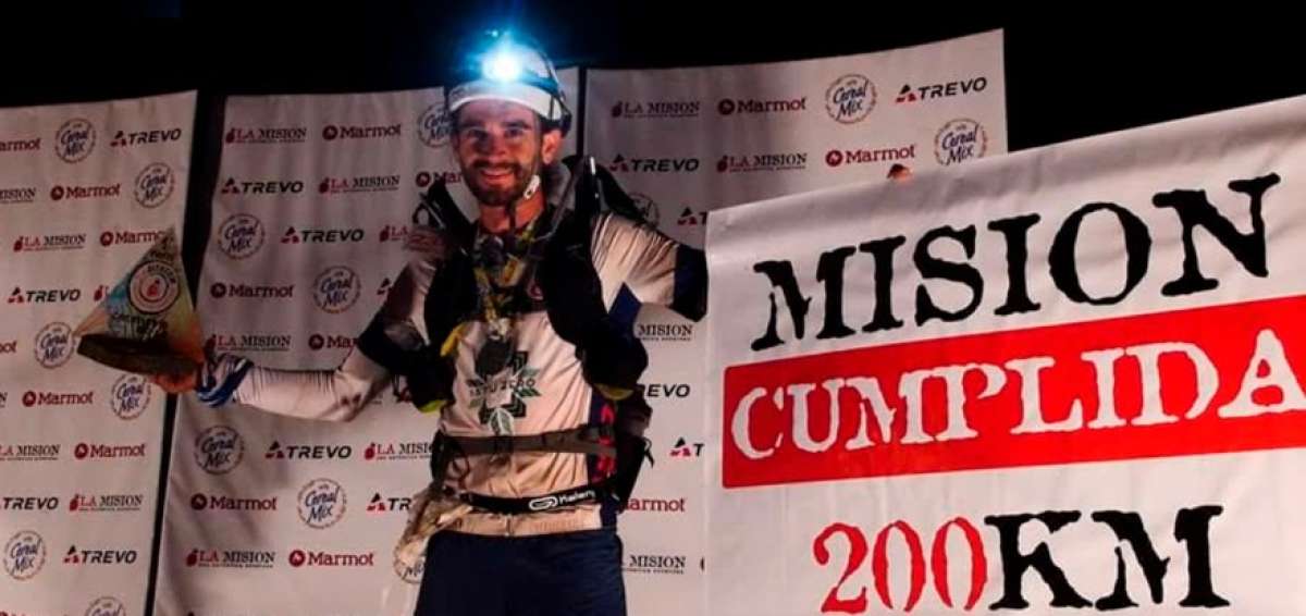 El ecuatoriano Gustavo Cevallos con el trofeo que lo acredita como vencedor de la prueba en la Patagonia.