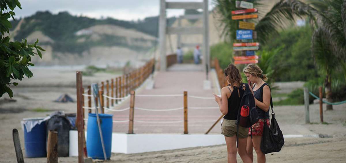 En el pueblo es normal encontrar a turistas extranjeros que realizan viajes de aventura. El puente de la playa es uno de los sitios que fue regenerado tras el 16A.