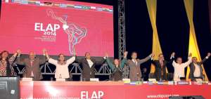 De izquierda a derecha: Ernesto Samper, Gabriela Rivadeneira, Rafael Correa, Doris Soliz, Guillaume Long, Manuel Zelaya, Ricardo Pati&ntilde;o y Gustavo Baroja  durante la inauguraci&oacute;n del ELAP 2014. Foto: John Guevara / El Tel&eacute;grafo