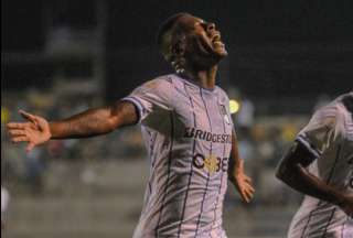 Gabriel Cortez celebra su gol, con el que 9 de Octubre se adelantó en el marcador