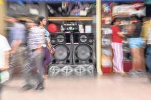 Los ruidos estridentes dificultan la concentraci&oacute;n de los transe&uacute;ntes y buscan la compra irreflexiva. Foto:  William Orellana.