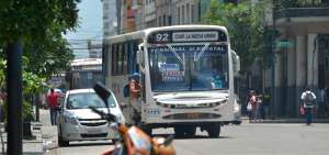 Los usuarios que utilizan las l&iacute;neas urbanas, en ocasiones, forman hasta dos columnas, una para abordar y la otra para bajar de las unidades.