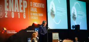 En el encuentro realizado en Quito, el ministro de Hidrocarburos, Jorge Icaza (centro), expuso los avances en el sector.
