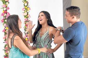L&iacute;neas de ropa, como Very Chic, promocionan sus productos con videos de sesiones fotogr&aacute;ficas de modelos. Foto: Cortes&iacute;a de la UESS
