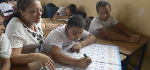  C&eacute;sar tiene dislalia. Como parte de su clase en la escuela Jos&eacute; Joaqu&iacute;n de Olmedo, junto a otros alumnos, completa la serie de n&uacute;meros en un papel&oacute;grafo entregado por la maestra.