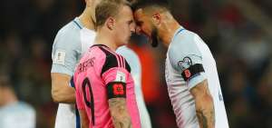 Inglaterra y Escocia desaf&iacute;an a la FIFA y lucen las amapolas conmemorativas