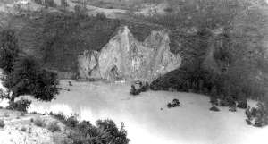 Vista del cerro Tamuga que se desliz&oacute; sobre el r&iacute;o Cuenca, taponando y formando un dique, cuyas aguas luego se extendieron hac&iacute;a el sector de Challuabamba en Cuenca y al sector de La Victoria en la parroquia Javier Loyola, Ca&ntilde;ar. Fotos: Cortes&iacute;a