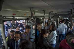 En la estaci&oacute;n sur del Recreo hubo un recorrido del alcalde para verificar la operatividad de 40 nuevas unidades del Sistema de Transporte Metropolitano. Foto: Fernando Sandoval