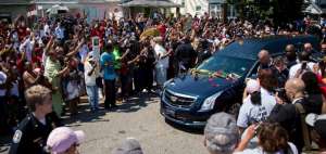 Una masiva procesi&oacute;n  despidi&oacute; a Mohamed Al&iacute;