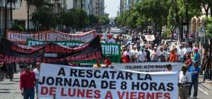 Trabajadores marchan en Guayaquil por estabilidad laboral