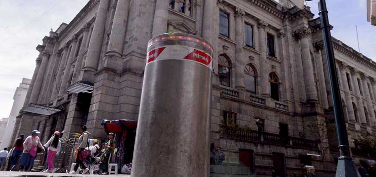 La intersecci&oacute;n de las calles Chile y Benalc&aacute;zar es uno de los puntos en los que se instalaron los bolardos de restricci&oacute;n vehicular en el centro.