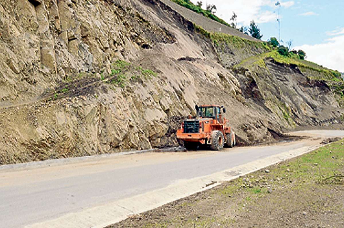 Maquinaria y personal del MTOP realizan patrullajes diarios para verificar el estado y despejar la v&iacute;a en caso de haber deslizamientos de tierra y piedras. Foto: Roberto Ch&aacute;vez / El Tel&eacute;grafo