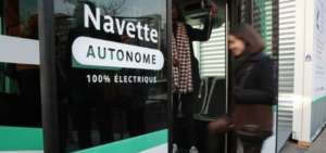 Una mujer entra en un autob&uacute;s el&eacute;ctrico sin conductor que une las estaciones de Austerlitz y Lyon en Par&iacute;s, producido por la empresa Easymile, en Par&iacute;s.