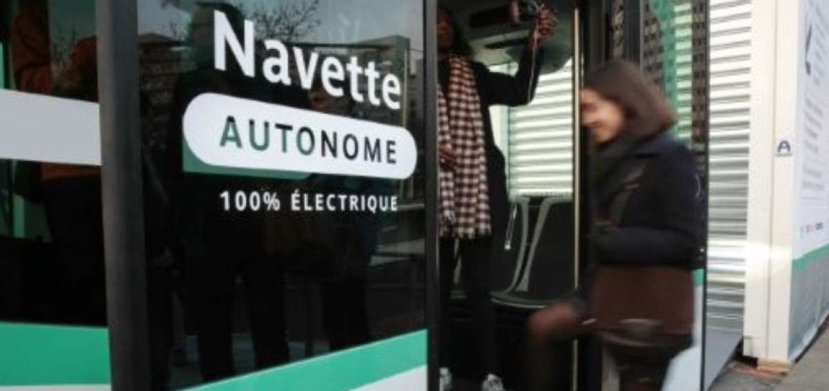 Una mujer entra en un autob&uacute;s el&eacute;ctrico sin conductor que une las estaciones de Austerlitz y Lyon en Par&iacute;s, producido por la empresa Easymile, en Par&iacute;s.