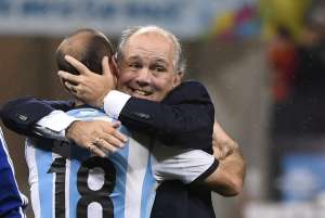 Alejandro Sabella (d.) se mostr&oacute; emocionado de llegar con Argentina a una final del Mundial despu&eacute;s de 24 a&ntilde;os. Foto: AFP