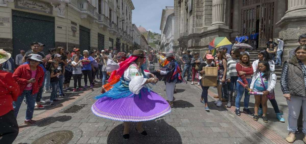 La coreograf&iacute;a de las cholitas cuencanas fue representada por la organizaci&oacute;n Shungo Loma, de El Panecillo, conformada por moradores del mismo sector. Es la primera vez que participaban en un evento de esta naturaleza. 