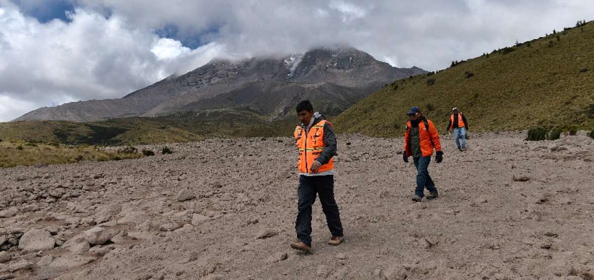T&eacute;cnicos de la Secretar&iacute;a de Gesti&oacute;n de Riesgos han recorrido las zonas aleda&ntilde;as al Chimborazo para realizar mediciones y analizar la evoluci&oacute;n del fen&oacute;meno.