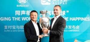 La UEFA analiza cooperaci&oacute;n con el gigante del comercio electr&oacute;nico Alibaba