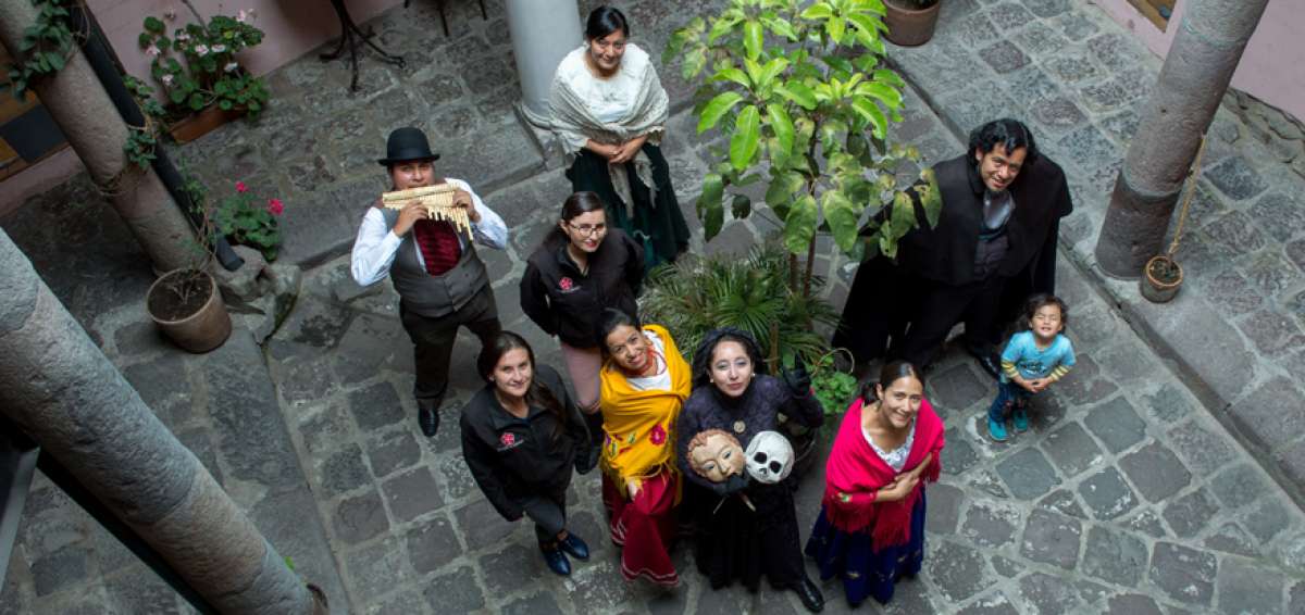 Mar&iacute;a Gabriela Rueda, Paco V&aacute;squez, Javier Cevallos, Natalia D&aacute;vila, Andrea, Adri&aacute;n Guti&eacute;rrez, Carmen Ruiz, Lorena O&ntilde;ate y Luc&iacute;a Y&aacute;nez integran la fundaci&oacute;n Quito Eterno. Juntos recorren y habilitan espacios para contar la historia desde la capital, principalmente desde su centro.