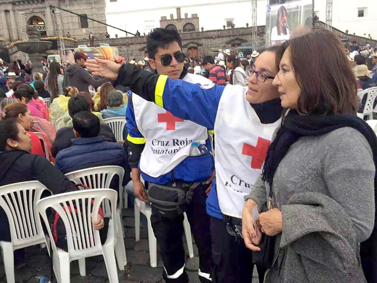 Voluntarios de la Cruz Roja se desplegaron en Guayaquil y Quito para colaborar en caso de cualquier emergencia. Foto: cortes&iacute;a de la Cruz Roja del Ecuador