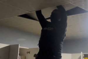 Dentro de los operativos contra la extorsi&oacute;n fue detenido un polic&iacute;a en delito flagrante.