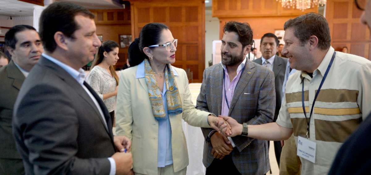 La Ministra de Industrias y el Director del Servicio de Rentas Internas participaron en la mesa sectorial.