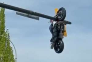 La motocicleta qued&oacute; en el sem&aacute;foro.