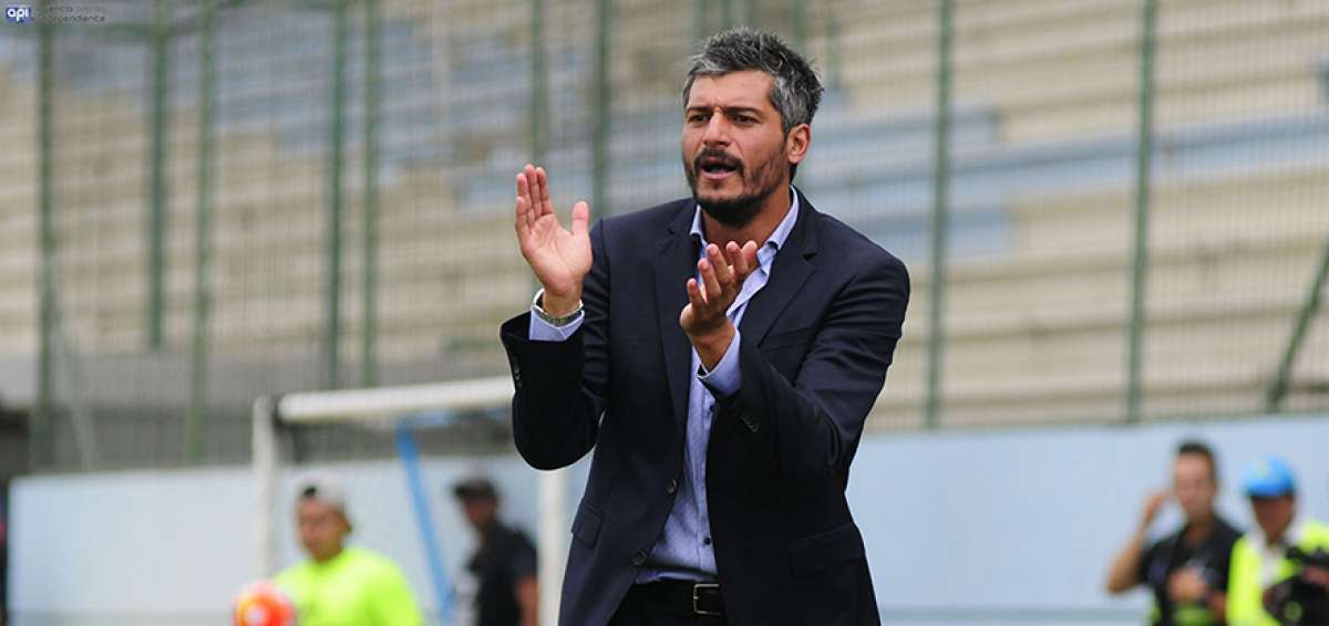 El entrenador Gustavo Mun&uacute;a aplaude a sus jugadores durante el duelo contra Delf&iacute;n, en Manta, el domingo pasado, en el estadio Jocay.