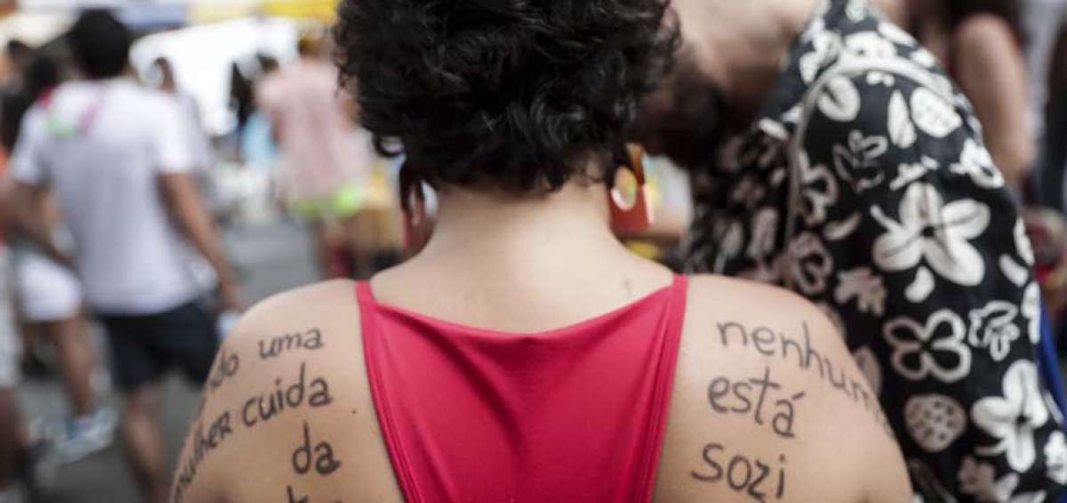Las brasile&ntilde;as rechazan las agresiones con las leyendas: &ldquo;No a besar por la fuerza, no a arrimarse y no a agarrar por la cintura sin previo aviso&rdquo;.