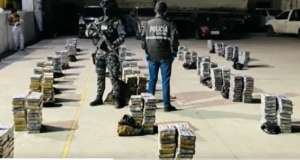 La Policía Nacional halló 1000 paquetes de cocaína en un tanquero abandonado.