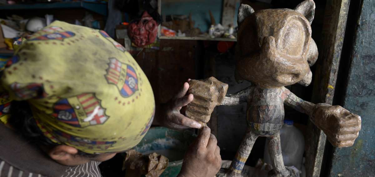 Los artesanos arman moldes para personas dedicadas a producir decenas de copias y venderlas al menudeo.