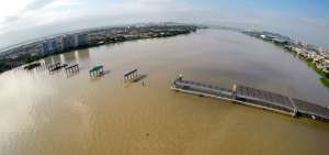 Vista a&eacute;rea sobre el avance de la obra del nuevo puente que unir&aacute; Guayaquil con Samborond&oacute;n.