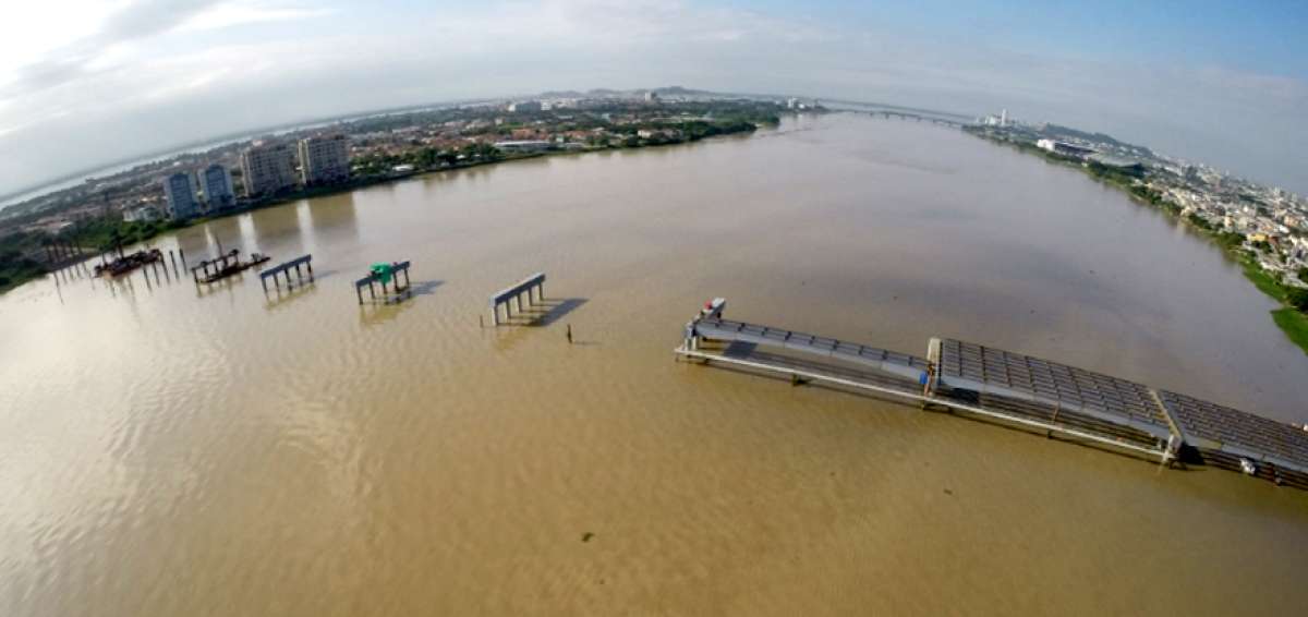 Vista a&eacute;rea sobre el avance de la obra del nuevo puente que unir&aacute; Guayaquil con Samborond&oacute;n.