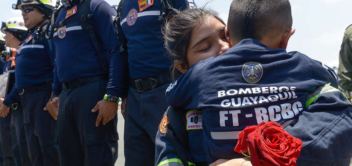 Los rescatistas enviados desde Guayaquil a M&eacute;xico fueron recibidos con emoci&oacute;n por sus familiares en la Base A&eacute;rea Sim&oacute;n Bol&iacute;var.