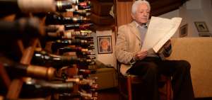 Foto de archivo de una entrevista con el poeta Efra&iacute;n Jara Idrovo en su domicilio en Cuenca. 