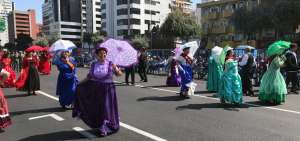 70 organizaciones quite&ntilde;as participaron en el Desfile de la Confraternidad.