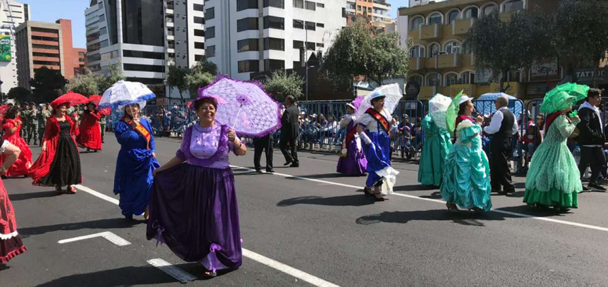 70 organizaciones quite&ntilde;as participaron en el Desfile de la Confraternidad.