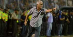 Omar De Felippe dando indicaciones durante el partido Emelec 3-1 Liga. Foto: API